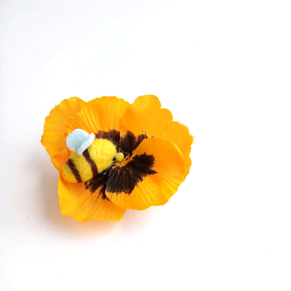 『ミツバチとパンジーのブローチ』アーティフィシャルフラワー　羊毛フェルト　黄色い花　軽やかブローチ 1枚目の画像