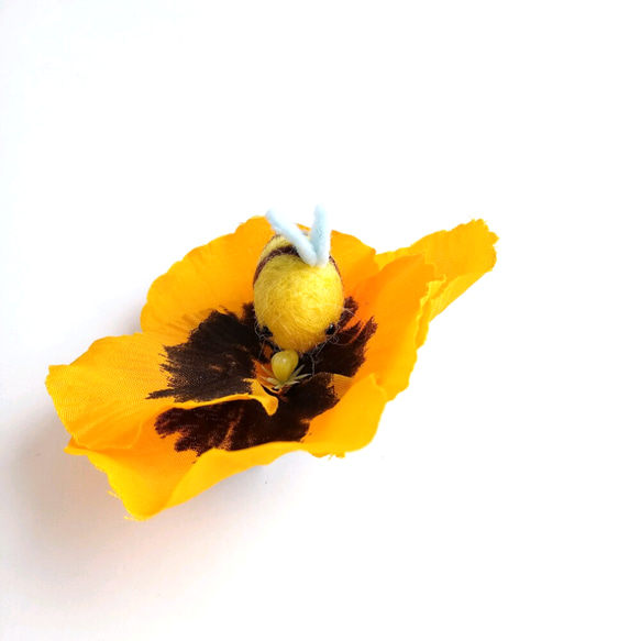 『ミツバチとパンジーのブローチ』アーティフィシャルフラワー　羊毛フェルト　黄色い花　軽やかブローチ 2枚目の画像