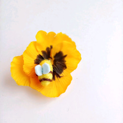 『ミツバチとパンジーのブローチ』アーティフィシャルフラワー　羊毛フェルト　黄色い花　軽やかブローチ 5枚目の画像