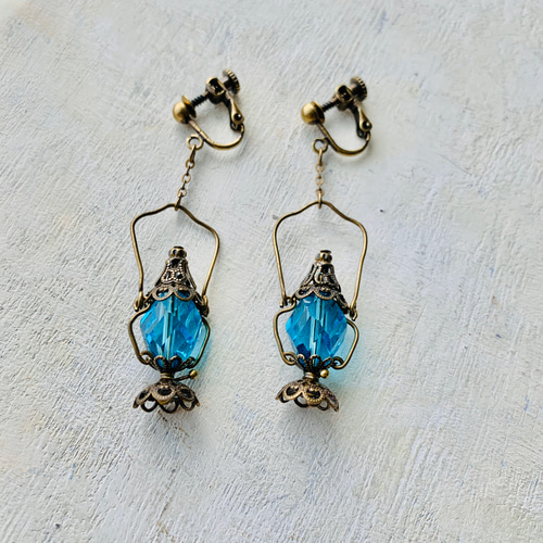 アンティークランタン風ピアス、イヤリング＜スカイブルー＞ ピアス