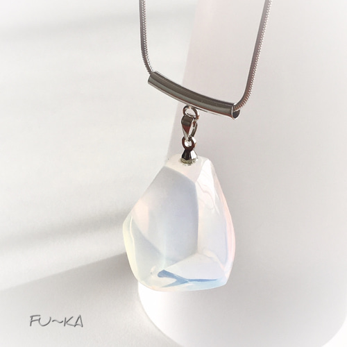 【売れ筋】 ホワイトオパールセントガラスのペンダント 【white petal 工芸品
