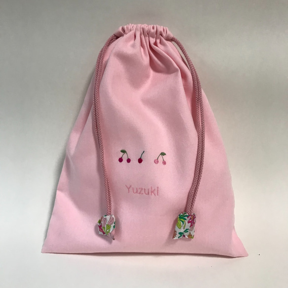 さくらんぼ刺繍のお着替え入れ巾着袋 ネーム刺繍入り きんちゃく