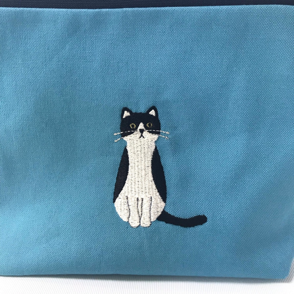 ハチワレねこの刺繍ポーチ　ターコイズブルー 4枚目の画像