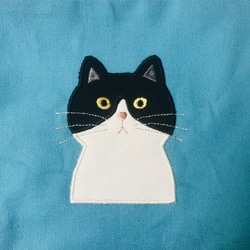 ハチワレねこのアップリケ刺繍ポーチ　ターコイズブルー 6枚目の画像