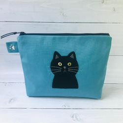 黒ねこのアップリケ刺繍ポーチ　ターコイズブルー 1枚目の画像