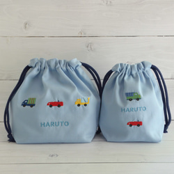 名前刺繍と車の刺繍のお弁当袋&コップ巾着のセット 1枚目の画像