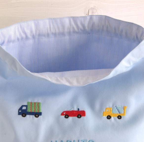 名前刺繍と車の刺繍のお弁当袋&コップ巾着のセット 4枚目の画像