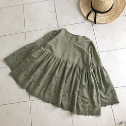 ♪後ろボタン・スカラップ刺繍コットンブラウス(モスグリーン・ブラック) 2枚目の画像