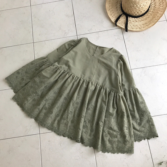 ♪後ろボタン・スカラップ刺繍コットンブラウス(モスグリーン・ブラック) 2枚目の画像