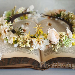 エリック様専用ページ♡アンティークホワイトの実や花が可愛い花冠   リストレット 、ブートニアセット 1枚目の画像
