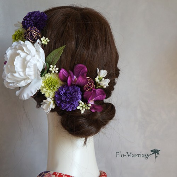 再販×10more 上質な装い！白い芍薬と紫の粋な髪飾り 結婚式、成人式、卒業式に！ 2枚目の画像