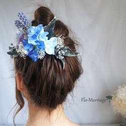 ウォッシュホワイトのリーフと青い花のヘッドドレス 2枚目の画像