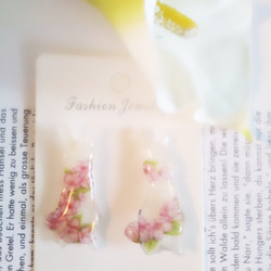 春の訪れ　桜を纏った白ウサギピアス　イヤリング　マスクチャーム 1枚目の画像
