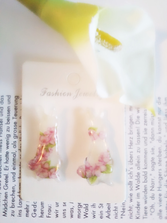 春の訪れ　桜を纏った白ウサギピアス　イヤリング　マスクチャーム 1枚目の画像
