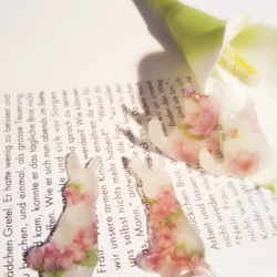 春の訪れ　桜を纏った白ウサギピアス　イヤリング　マスクチャーム 3枚目の画像