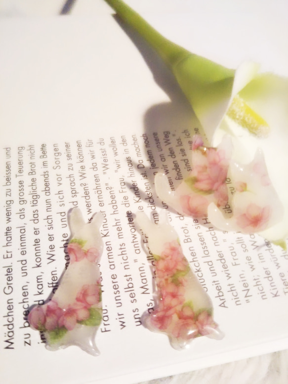 春の訪れ　桜を纏った白ウサギピアス　イヤリング　マスクチャーム 3枚目の画像