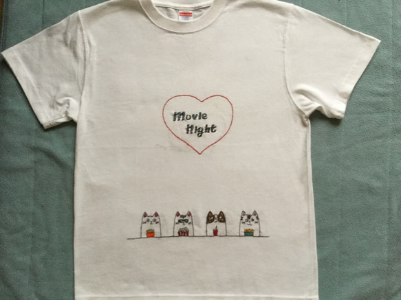 手刺繍シャツ猫ちゃんのムービーナイト 1枚目の画像