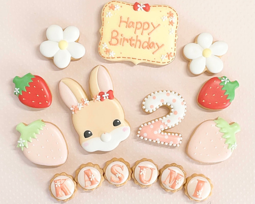 苺アイシングクッキー♡白うさぎ うさぎ 【アイシングクッキー】 いちご 誕生日 オーダー 女の子