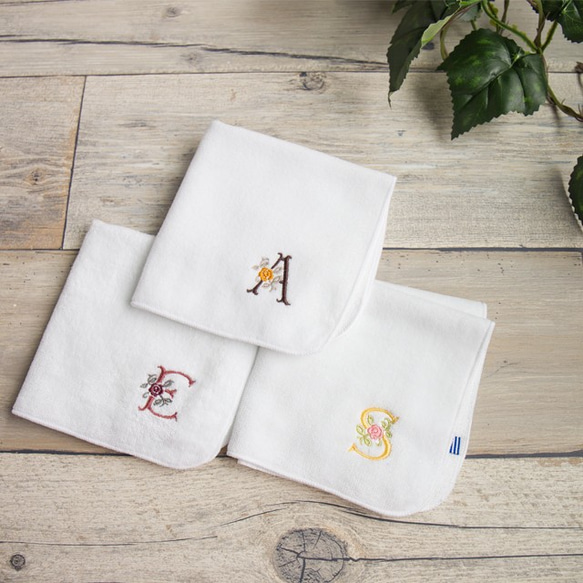 未開封　雪肌精 Number i  イニシャルタオルハンカチK ハンカチ イニシャル 】 刺繍 今治タオル ワインレッド イエロー