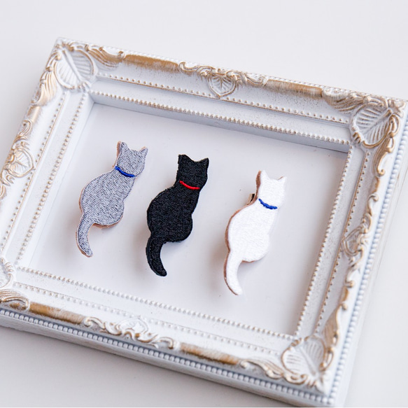 ブローチ 【 刺繍 うしろ向き猫02 】猫 三毛 黒猫 白猫 サビ グレー キャリコ 猫の日 プチギフト A062I 1枚目の画像