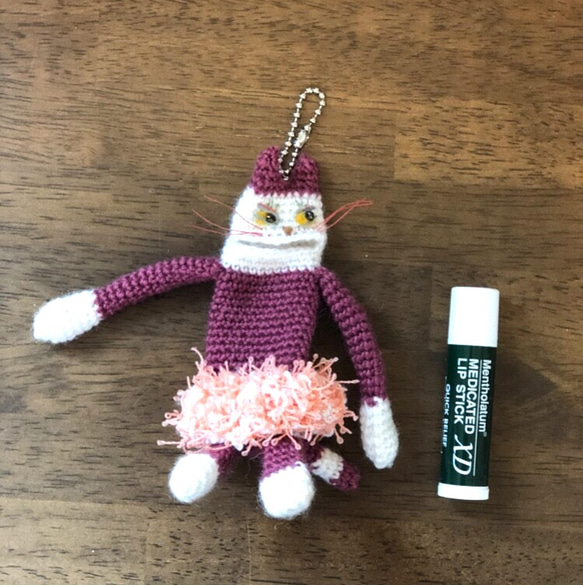 sabottenさんのリップクリームケースネコ(編み猫/スカート)        Ω 人気・おすすめ｜安定人気・収納便利におすすめ 丁寧対応 配送追跡可 最短翌日到着可能