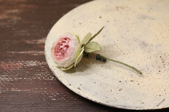 布花　カップ咲一輪薔薇ブローチ 2枚目の画像