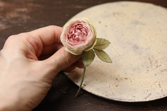 布花　カップ咲一輪薔薇ブローチ 4枚目の画像