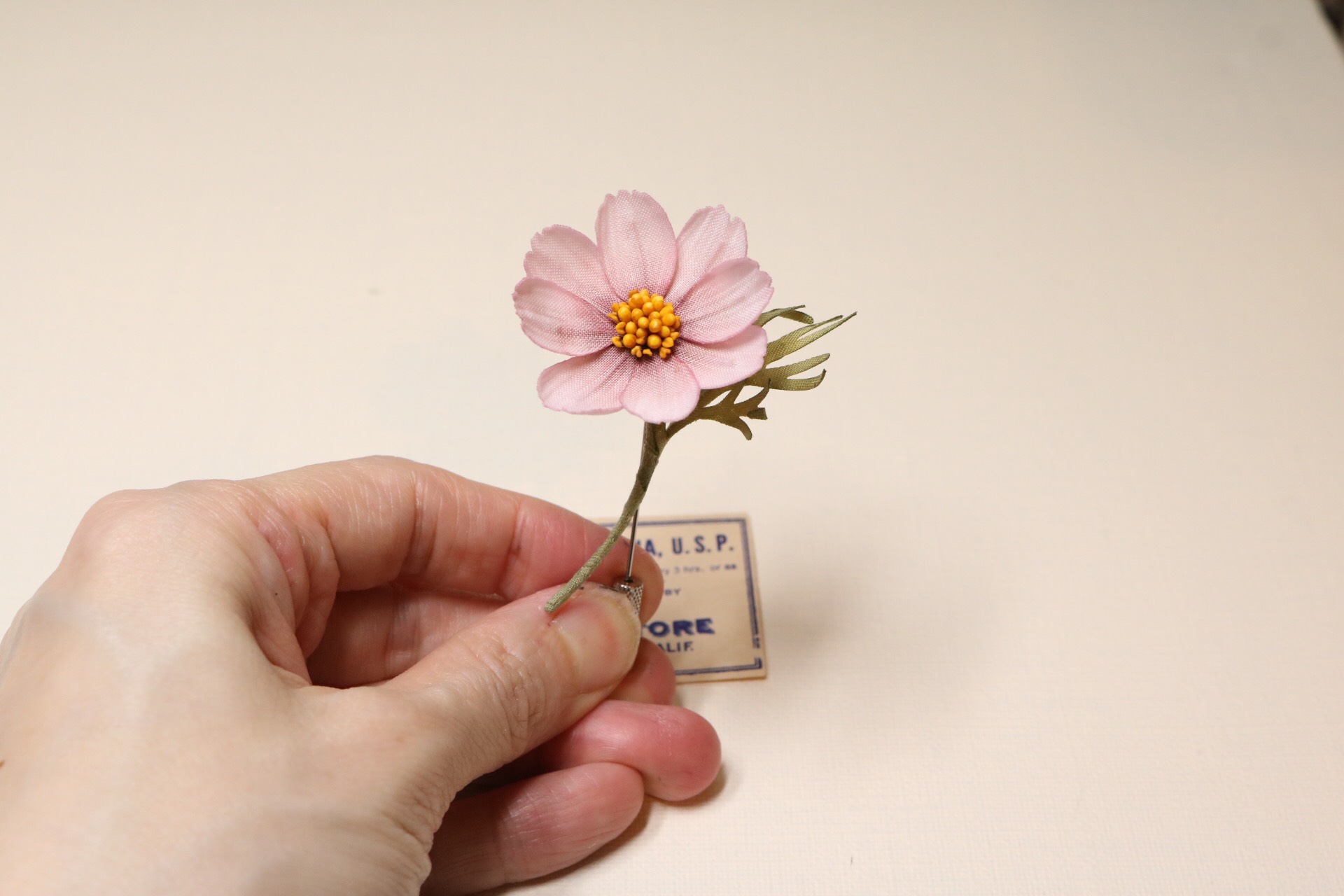 ◇コスモスの布花ブローチ【ワイン色】コサージュ 染花 秋桜 