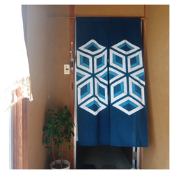 「Cube」　藍染め　絞り　暖簾　コットン100% 3枚目の画像