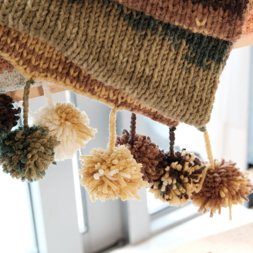 【正規品】Bibiy. フラワーポンポンマフラー　ハンドメイド ボリュームいっぱいマフラー（ポンポンつき） - Ito-Knitting | minne