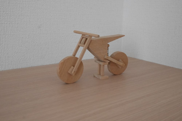 木製モトクロスバイクの模型 1枚目の画像