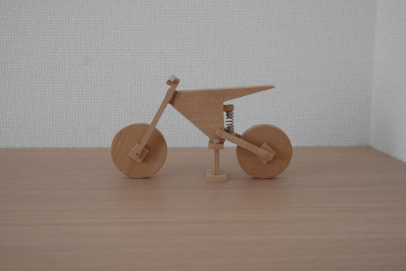 木製モトクロスバイクの模型 2枚目の画像