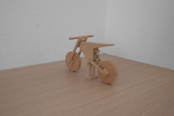 木製モトクロスバイクの模型 3枚目の画像