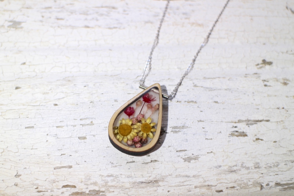 大きめしずく型　花と木のネックレス