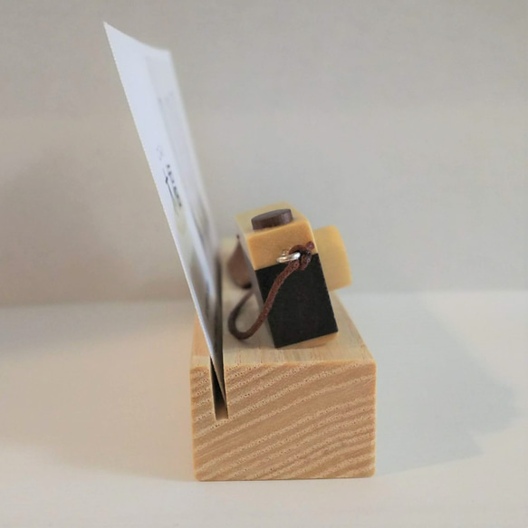 木製カメラのカードスタンド 3枚目の画像