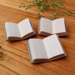 木製の本のブローチ：開いた本（緑） 1枚目の画像