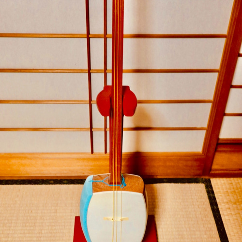 24時間以内に発送】手作り木工 木製三味線スタンド （赤漆） 1