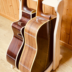 【24時間以内に発送】手作り木工　ギタースタンド （ナチュラル） ２本掛け 4枚目の画像