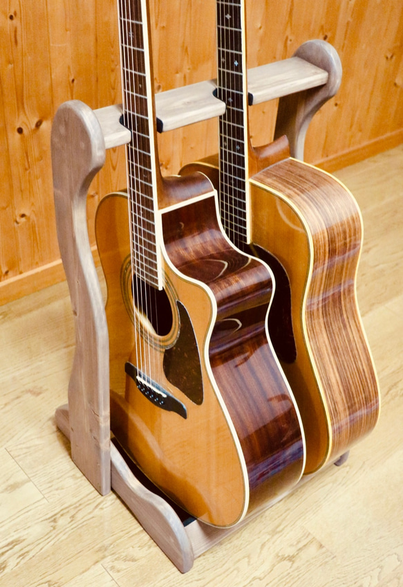 【24時間以内に発送】手作り木工　木製ギタースタンド （ウォールナット） ２本掛け 1枚目の画像