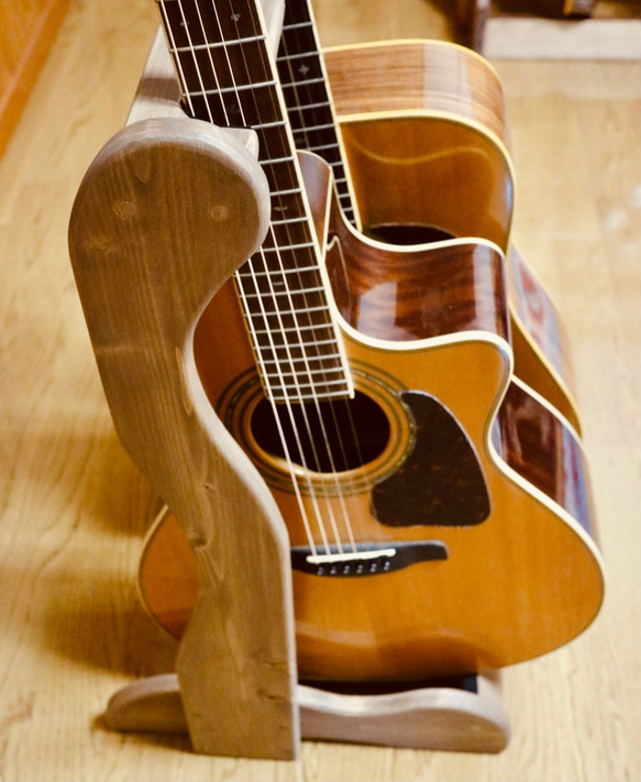 【24時間以内に発送】手作り木工　木製ギタースタンド （ウォールナット） ２本掛け 2枚目の画像