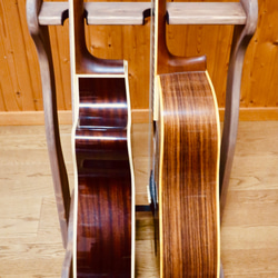 【24時間以内に発送】手作り木工　木製ギタースタンド （ウォールナット） ２本掛け 3枚目の画像