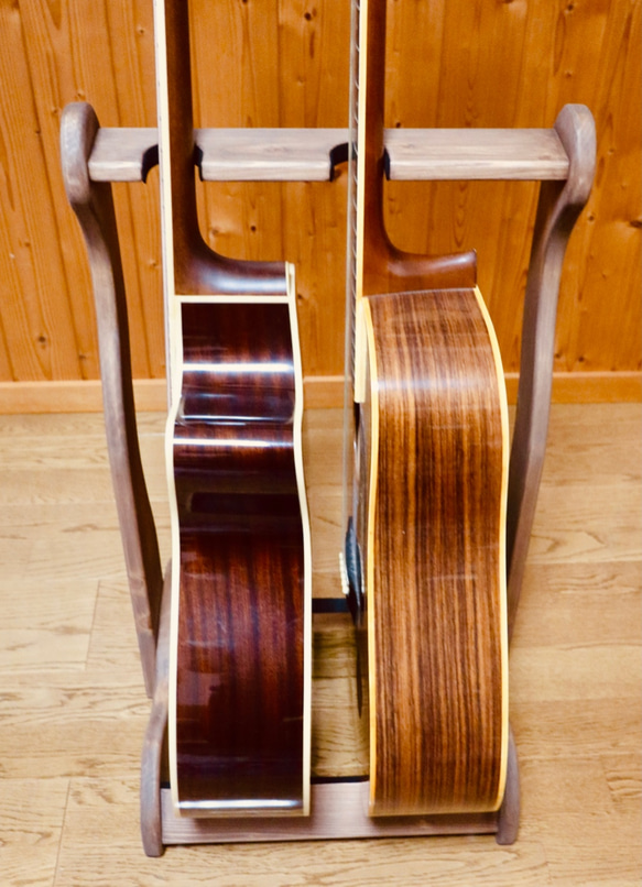 【24時間以内に発送】手作り木工　木製ギタースタンド （ウォールナット） ２本掛け 3枚目の画像