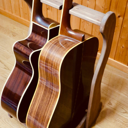【24時間以内に発送】手作り木工　木製ギタースタンド （ウォールナット） ２本掛け 4枚目の画像