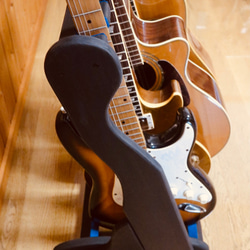 【24時間以内に発送】手作り木工　木製ギタースタンド （ブラック） ４本掛け 2枚目の画像