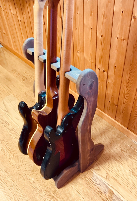 【24時間以内に発送】手作り木工　木製ギタースタンド （チーク） ３本掛け 5枚目の画像