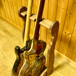 【24時間以内に発送】手作り木工　木製ギタースタンド （ウォールナット） ２本掛け 4枚目の画像