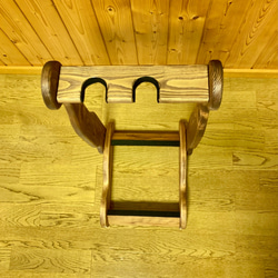 【24時間以内に発送】手作り木工　木製ギタースタンド （ウォールナット） ２本掛け 6枚目の画像