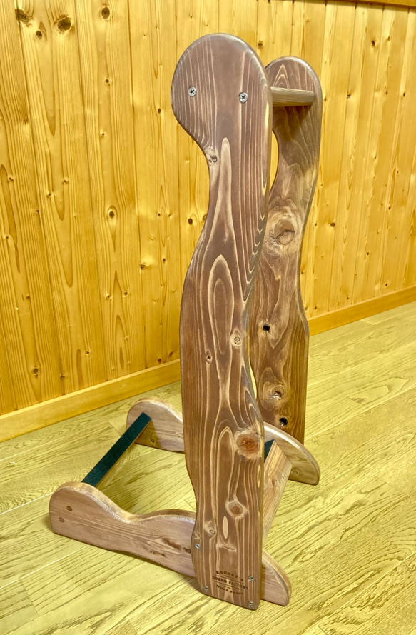 【24時間以内に発送】手作り木工　木製ギタースタンド （ウォールナット） ２本掛け 8枚目の画像