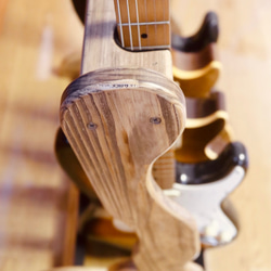 【24時間以内に発送】手作り木工　木製ギタースタンド （古材）５本掛け 2枚目の画像