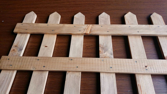 【24時間以内に発送】手作り木工　木製のアンティーク調ガーデンフェンス　ブラウン（中サイズ） 2枚目の画像